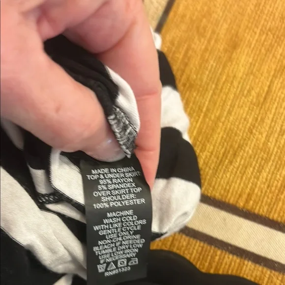 Vince Camuto Black and White Sleeveless Maxi Dress - Picture 8 of 8